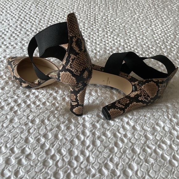 Cole Haan 3 1/2 inch heels, embossed leather upper, excellent condition. Size 7B - Picture 2 of 5